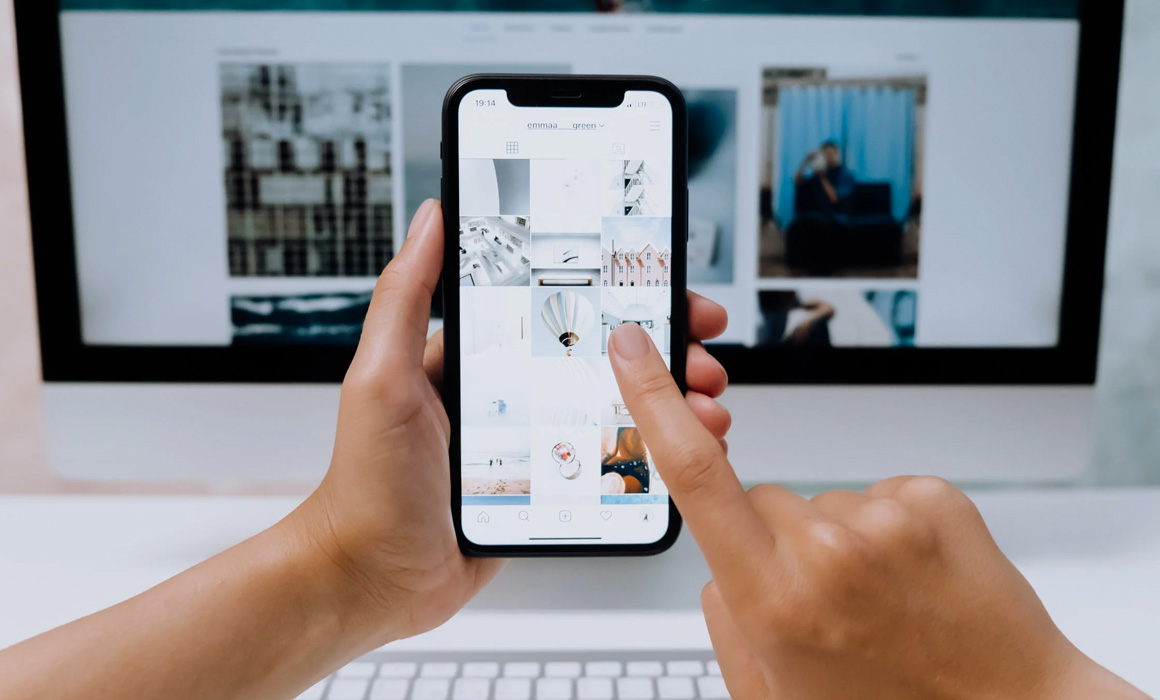 Personne naviguant sur un site internet sur terminal mobile