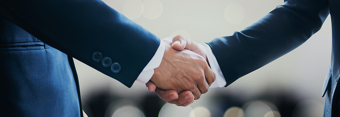 Poignée de mains entre deux hommes