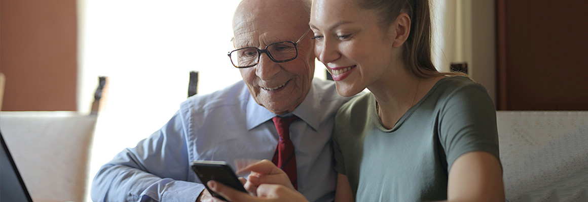 Senior et jeune femme faisant des comptes